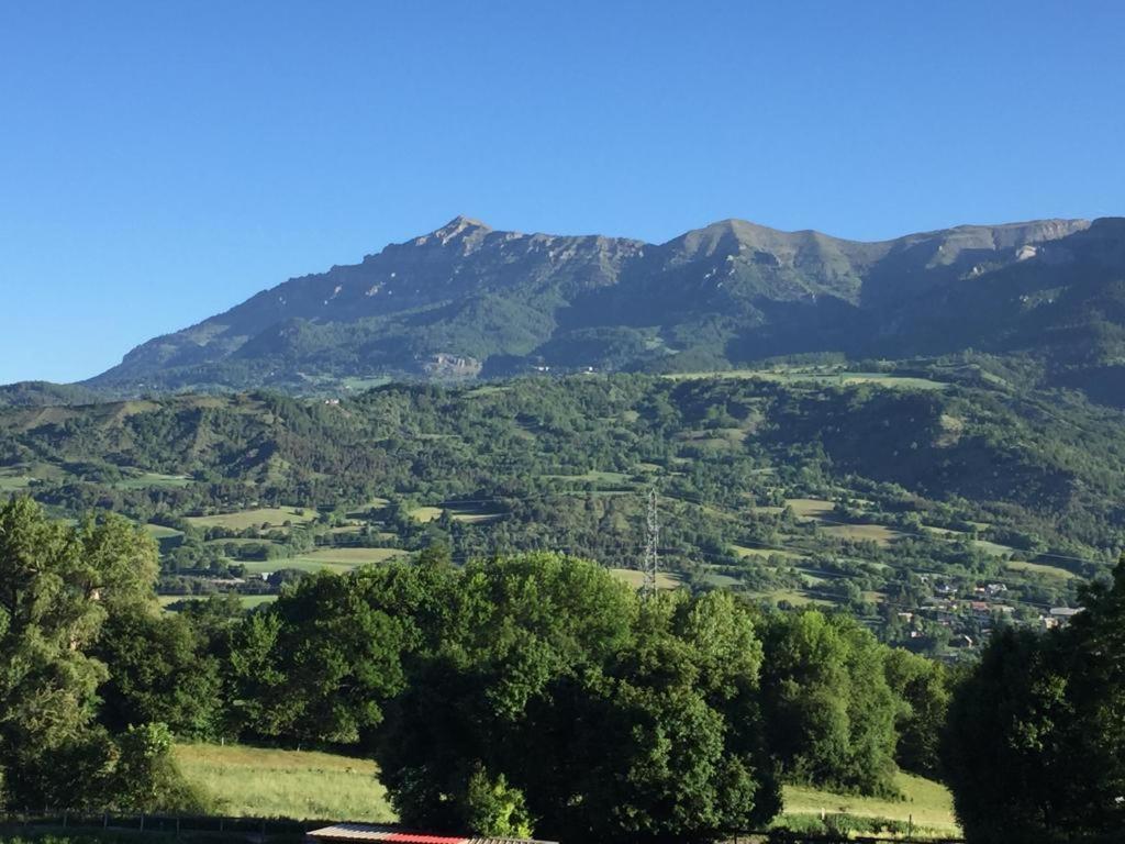 Appartement Offrant Une Magnifique Vue Des Montagnes Saint-Leger-les-Melezes Exterior foto